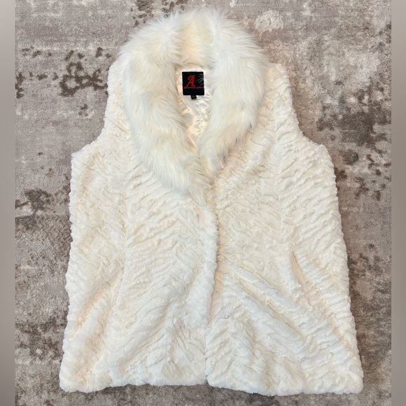 Landau Jackets & Blazers - NWT HIGH QUALITY Vintage White Faux Fur Vest L